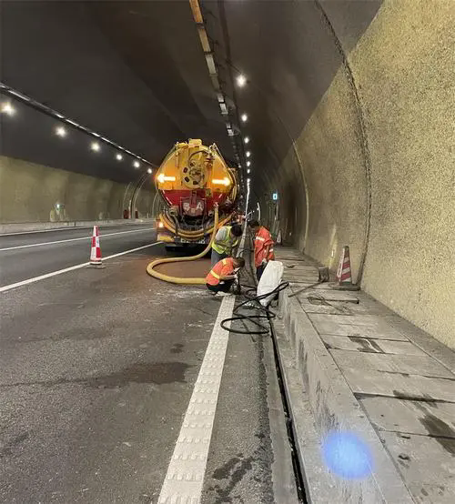 锡山隧道排水渠清淤